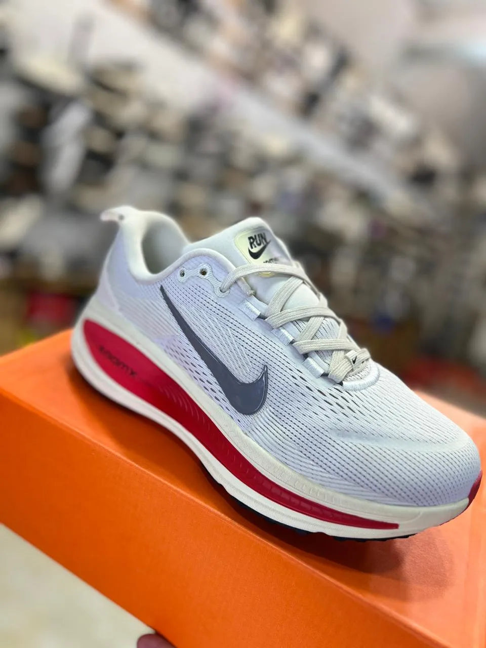 NIKE ZOOM VOMERO 18