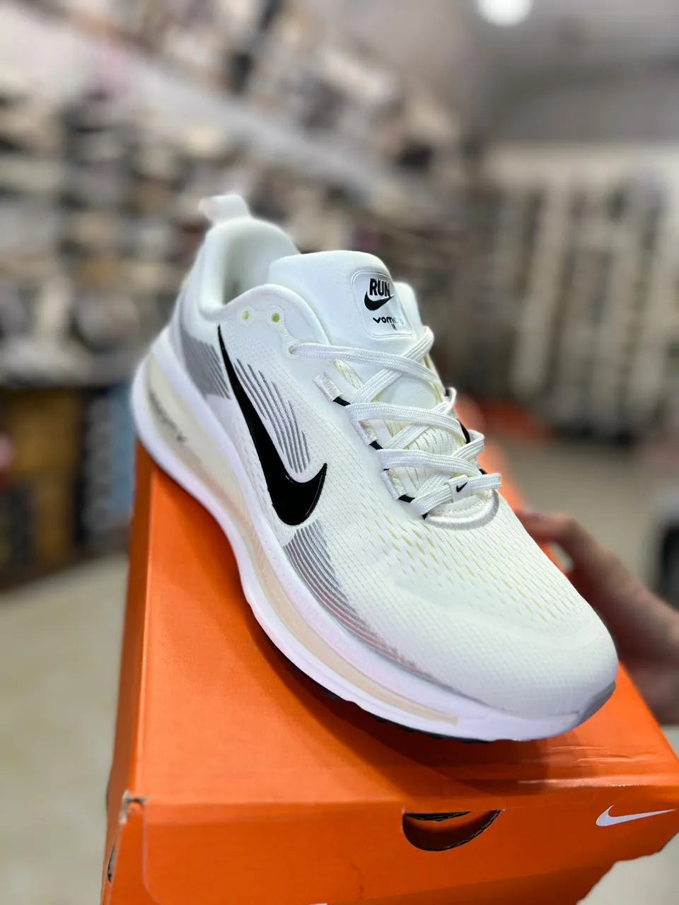 NIKE ZOOM VOMERO 18